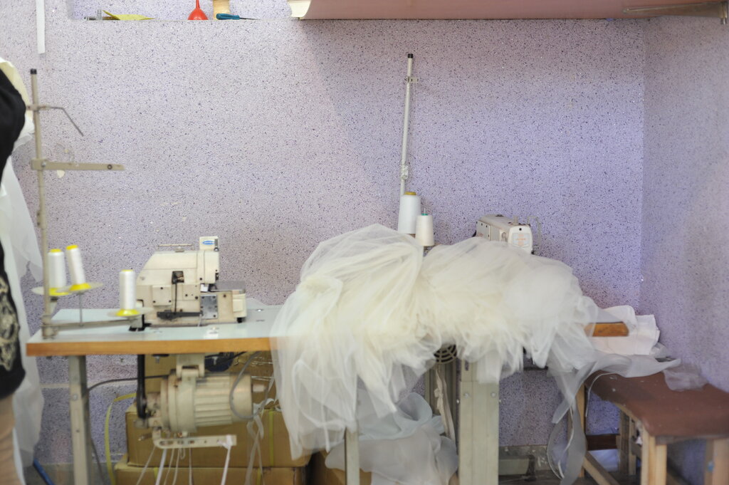 عروسهای انگلیسی لباس دوخت نازیآباد میپوشند! | رخت بخت ۱۵ تا ۱۲۰ میلیونی برای یک شب | سفارش نصب دکمه طلا برای لباسعروسهای لاکچری