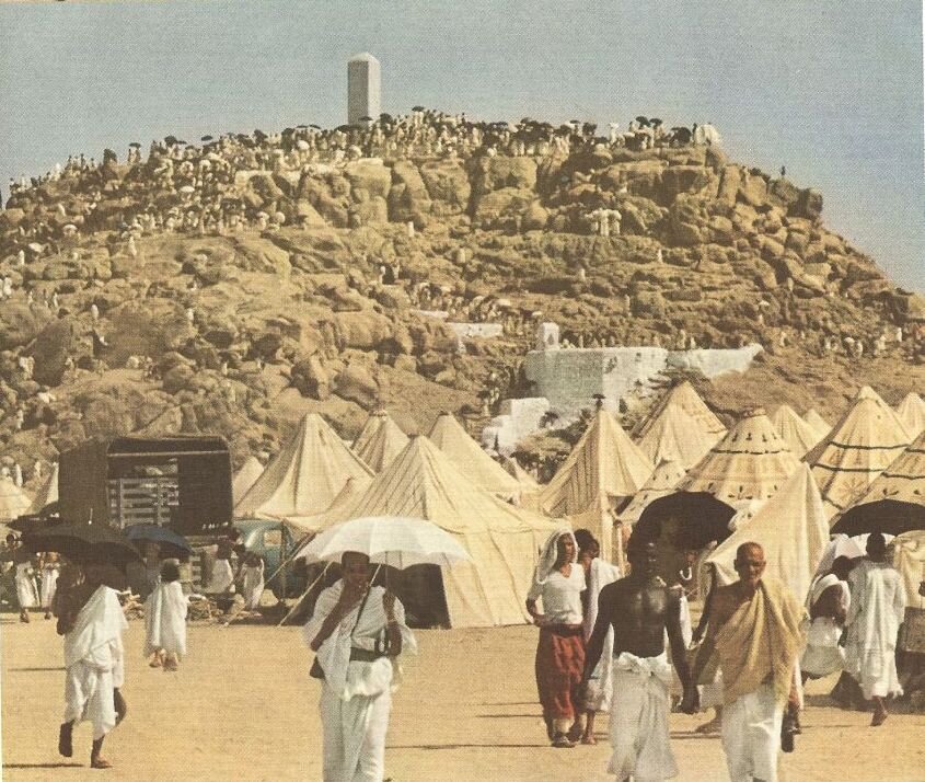 در صحرای عرفات چادرهایی ساده و در کنار کوه عرفه برپا میشد.