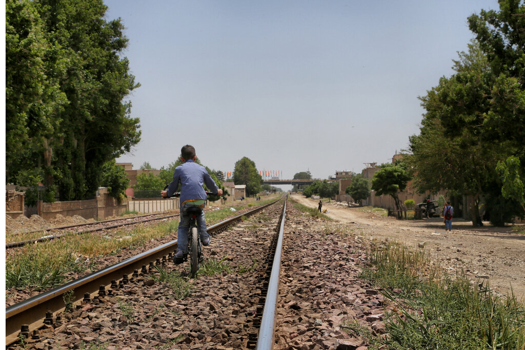 همبازیهای قطارها کجایند؟ | سکه زیر چرخ قطار ۲برابر میشود! | شهیدمطهری: چرا به قطار سنگ میزنند؟!