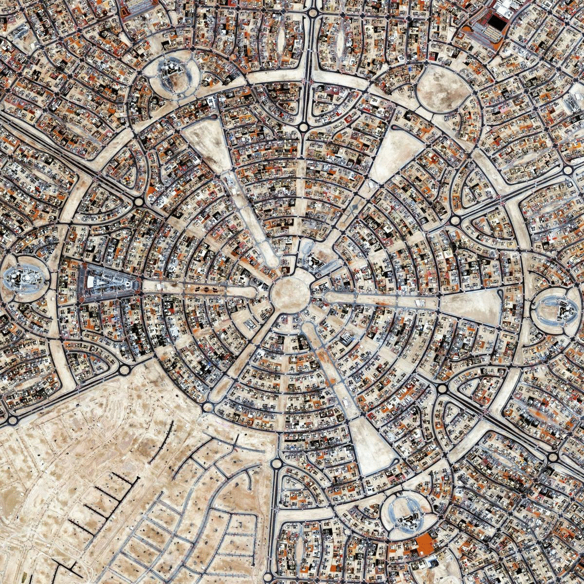 تصاویر دیدنی‌ترین محله‌های جهان با یک ویژگی مشترک | میدان امام خمینی شهر همدان را ببینید