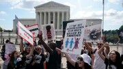 تصاویر اعتراضات در آمریکا به لغو قانون آزادی سقط جنین | پرچم هم آتش زدند