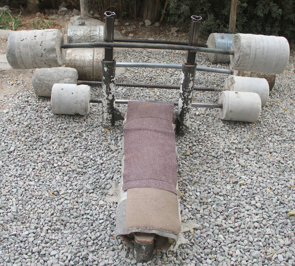 ورزش رایگان در باشگاه شبانهروزی | بدنسازی با سیمان و چوب