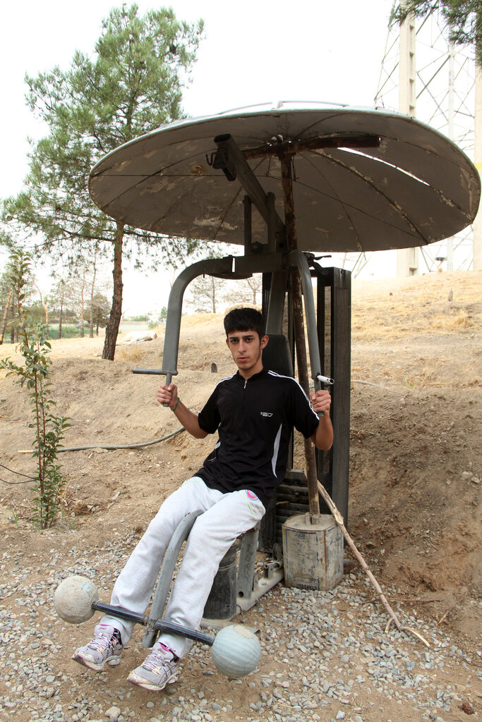 ورزش رایگان در باشگاه شبانهروزی | بدنسازی با سیمان و چوب