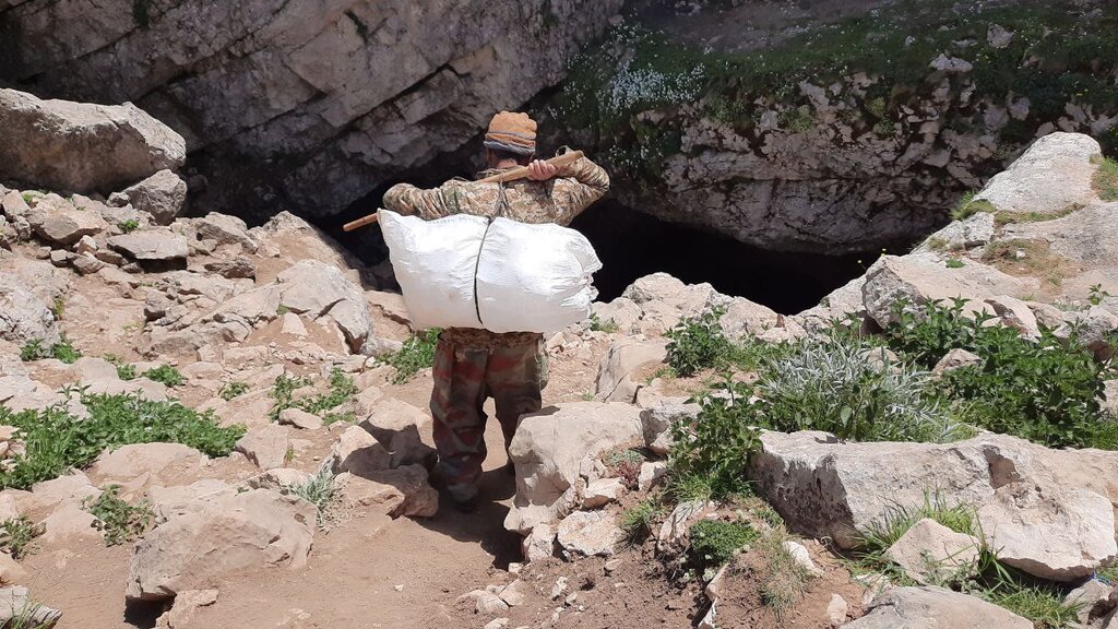 ببینید | صعود تا آشیانه عقاب؛ اینجا محل عبور فرشتگان است، زمین را آلوده نکنید | غاری که به احترام آب پابرهنه وارد آن میشدند غار یخی درفک