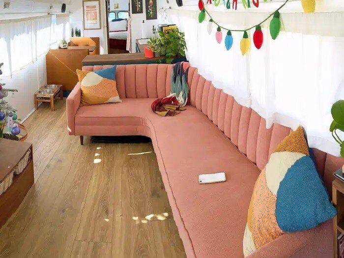 تصاویر | زندگی یک زوج در خانه اتوبوسی | داخل خانه رویایی این زن و شوهر را ببینید