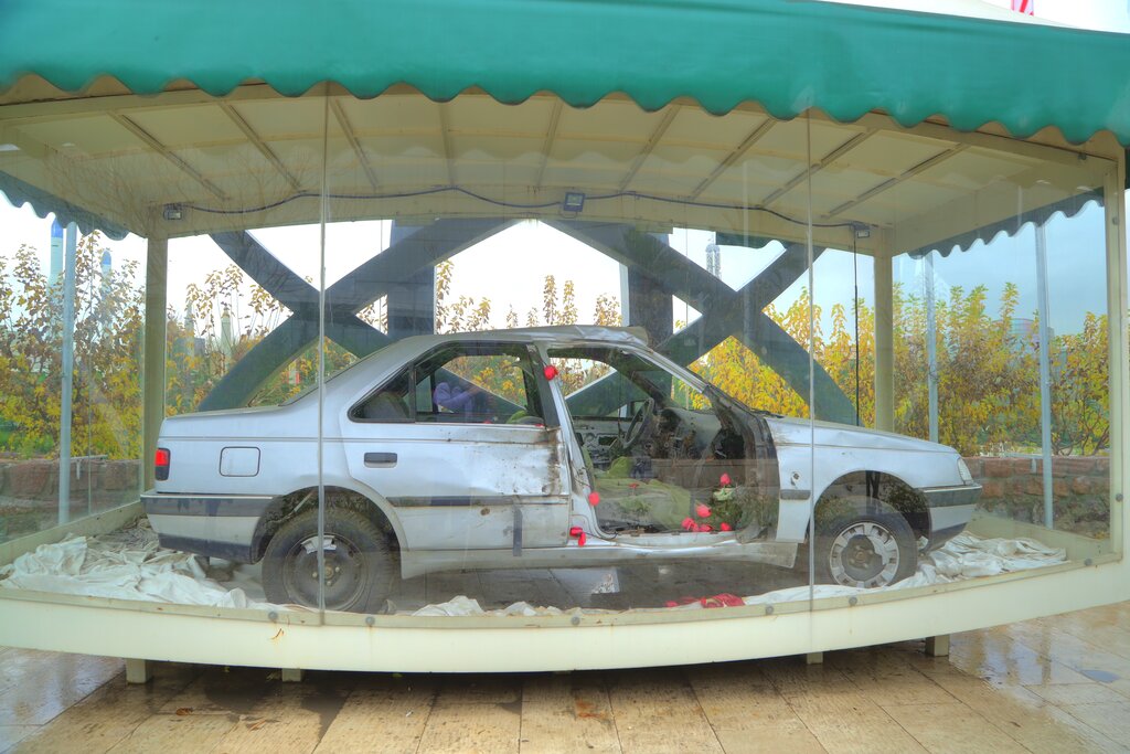 ببینید| خودروی شهدای هستهای در باغ موزه دفاع مقدس| ترور ناجوانمردانه دانشمندان در خیابانهای شهر