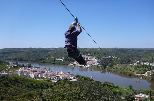 تصاویر سرگرمکنندهترین مرزهای بینالمللی ؛ از دیوار والیبال تا زیپلاین روی رودخانه | مرزها همیشه محل جدایی نیستند