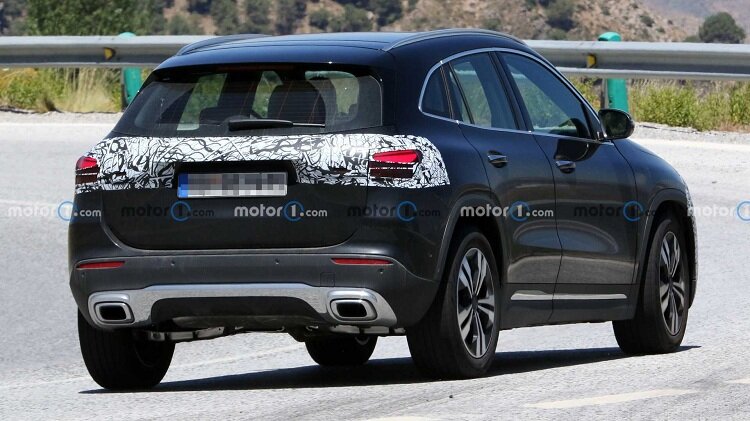 عکسهای جاسوسی از مرسدس GLA-Class جدید | تغییرات اندک زیر استتار سنگین