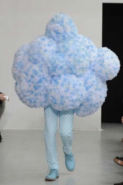 تصاویر پوشش نامتعارف و خلاف عرف خواننده جوان ایرانی | تقلید عجیب خواننده ماکان بند از لباس یکی از اعضای «بیتیاس» در کنسرت