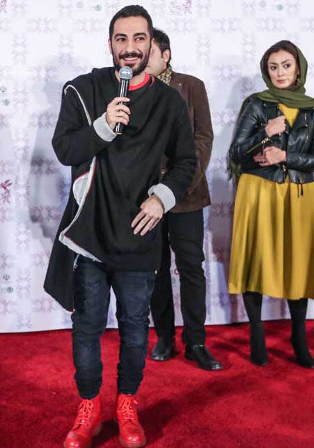 تصاویر پوشش نامتعارف و خلاف عرف خواننده جوان ایرانی | تقلید عجیب خواننده ماکان بند از لباس یکی از اعضای «بیتیاس» در کنسرت