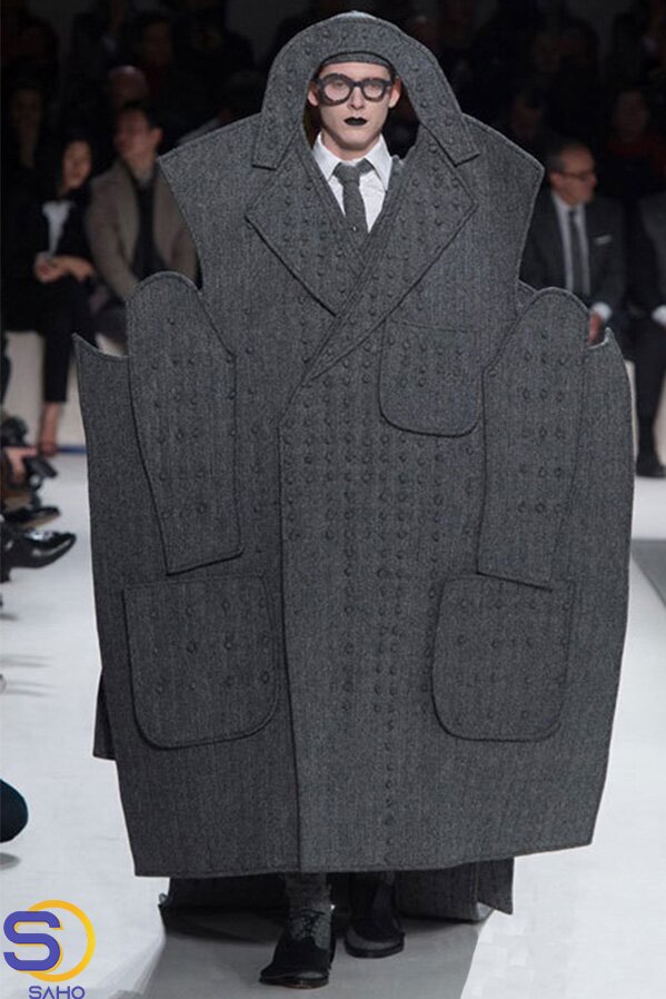 تصاویر پوشش نامتعارف و خلاف عرف خواننده جوان ایرانی | تقلید عجیب خواننده ماکان بند از لباس یکی از اعضای «بیتیاس» در کنسرت