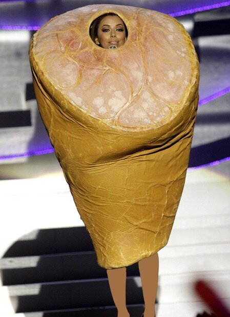 تصاویر پوشش نامتعارف و خلاف عرف خواننده جوان ایرانی | تقلید عجیب خواننده ماکان بند از لباس یکی از اعضای «بیتیاس» در کنسرت