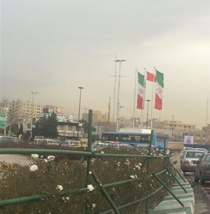 جنجال سازی به خاطر اهتزاز پرچم عراق در تهران؛ ایران را به عراق هم فروختند؟! | چند تصویر و اصل ماجرا