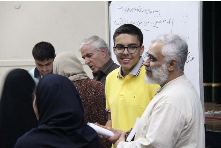 این مدرس حوزه علمیه حافظ درس میدهد | تفسیر و تدریس برای مسیحیان و ایرانیان