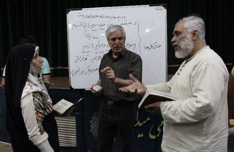 این مدرس حوزه علمیه حافظ درس میدهد | تفسیر و تدریس برای مسیحیان و ایرانیان