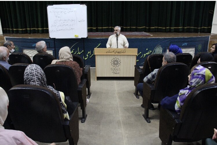 این مدرس حوزه علمیه‌ حافظ درس می‌دهد | تفسیر و تدریس برای مسیحیان و ایرانیان