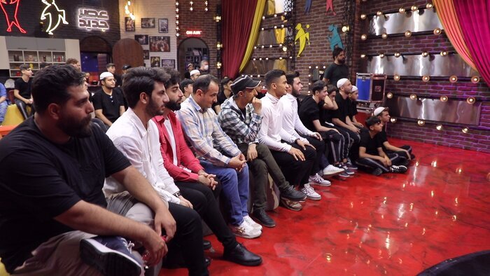 در پشت صحنه «عصر جدید» چه خبر است؟ | از کلکلهای علیخانی با شرکتکنندگان تا پیکنیک خانوادگی در استادیوم