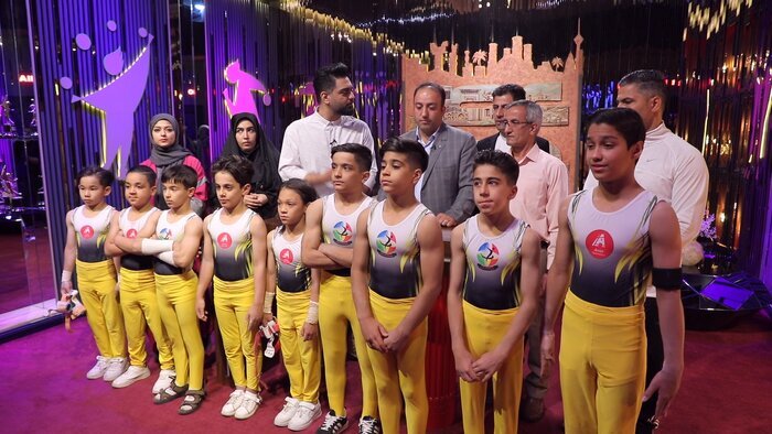 در پشت صحنه «عصر جدید» چه خبر است؟ | از کلکلهای علیخانی با شرکتکنندگان تا پیکنیک خانوادگی در استادیوم