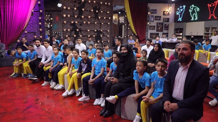 در پشت صحنه «عصر جدید» چه خبر است؟ | از کلکلهای علیخانی با شرکتکنندگان تا پیکنیک خانوادگی در استادیوم