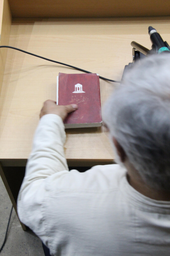 این مدرس حوزه علمیه‌ حافظ درس می‌دهد | تفسیر و تدریس برای مسیحیان و ایرانیان