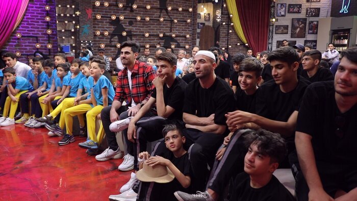 در پشت صحنه «عصر جدید» چه خبر است؟ | از کلکلهای علیخانی با شرکتکنندگان تا پیکنیک خانوادگی در استادیوم