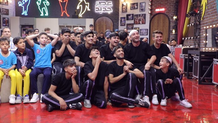 در پشت صحنه «عصر جدید» چه خبر است؟ | از کلکلهای علیخانی با شرکتکنندگان تا پیکنیک خانوادگی در استادیوم