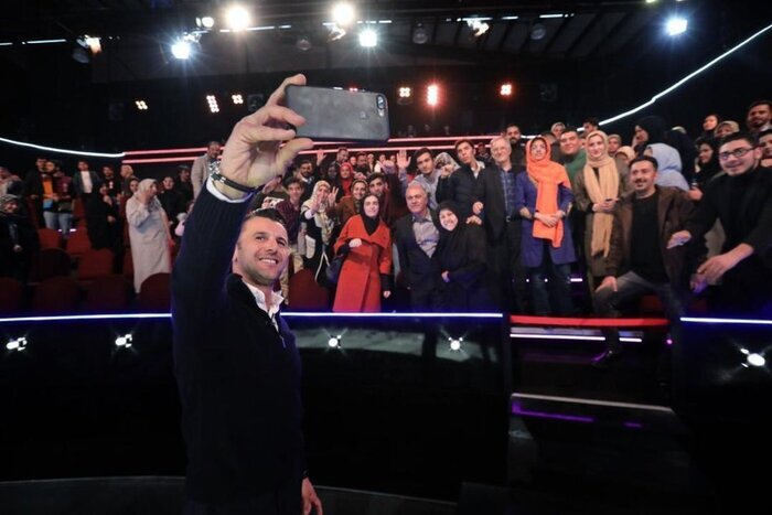 در پشت صحنه «عصر جدید» چه خبر است؟ | از کلکلهای علیخانی با شرکتکنندگان تا پیکنیک خانوادگی در استادیوم