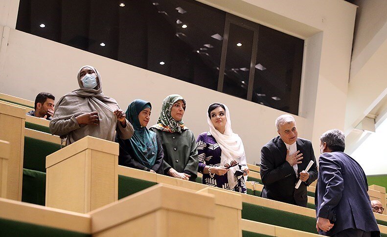 تصاویر حضور همسران دیپلمات‌های خارجی مقیم تهران در مجلس