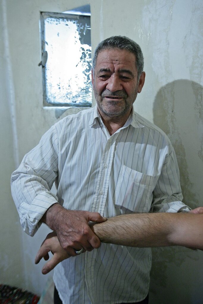 فوتوفنهای حاج غفار شکستهبند | نیش مار را بگیری، درد مریض را تشخیص میدهی