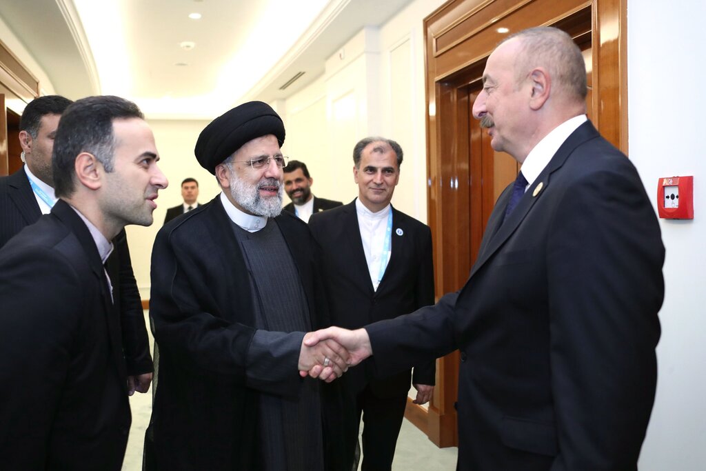 تصویر جالب از رئیسی و پوتین؛ صحبت در گوشی یا روبوسی؟