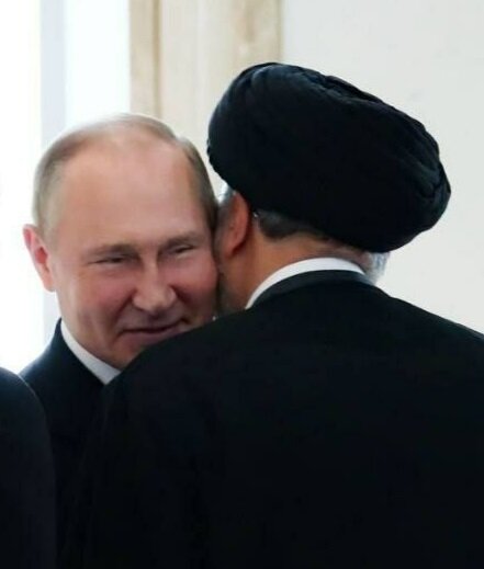 تصویر جالب از رئیسی و پوتین؛ صحبت در گوشی یا روبوسی؟