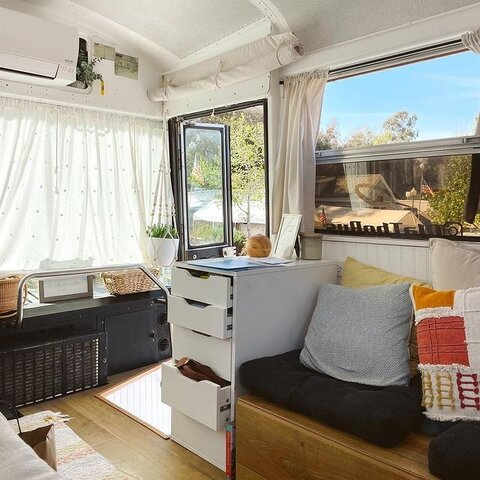 شروع یک زندگی در خانه اتوبوسی !!؟؟؟!! شروع یک زندگی در خانه اتوبوسی !!؟؟؟!!