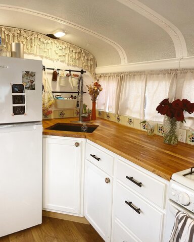 شروع یک زندگی در خانه اتوبوسی !!؟؟؟!! شروع یک زندگی در خانه اتوبوسی !!؟؟؟!!