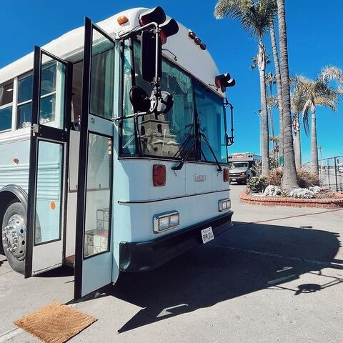 شروع یک زندگی در خانه اتوبوسی !!؟؟؟!! شروع یک زندگی در خانه اتوبوسی !!؟؟؟!!