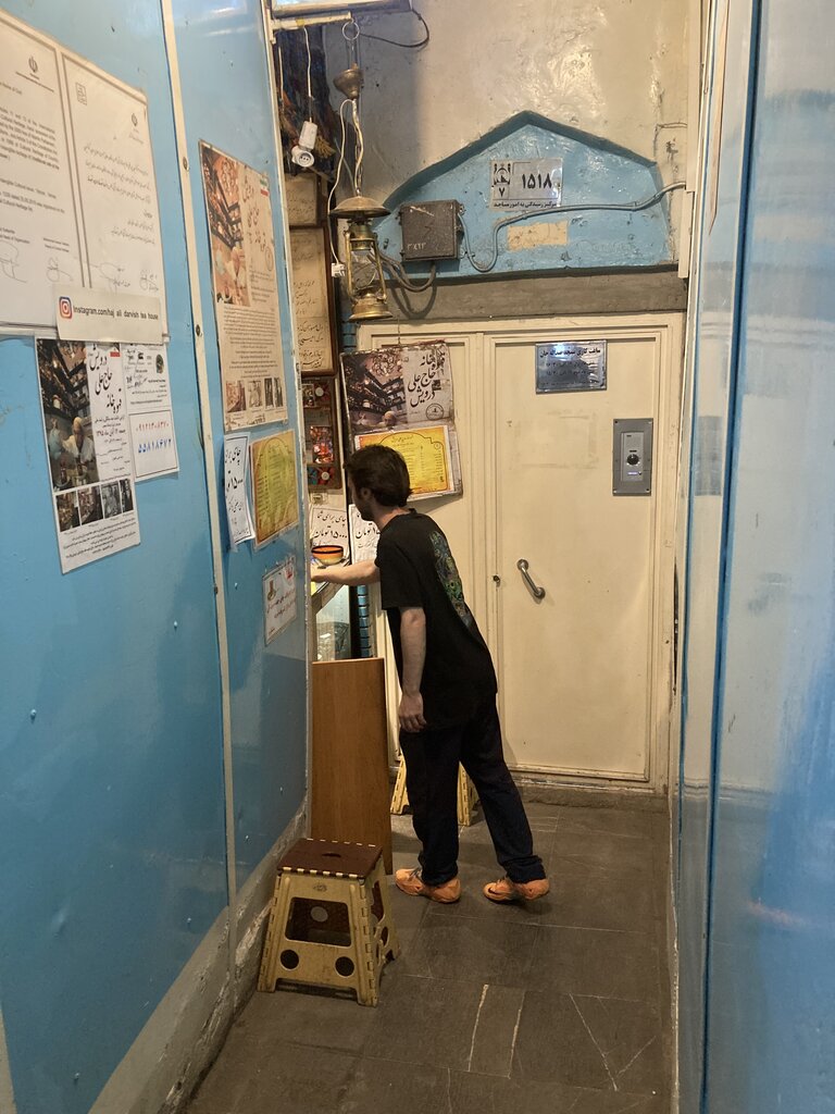 گرههای بزرگ در کوچکترین قهوهخانه جهان باز میشود