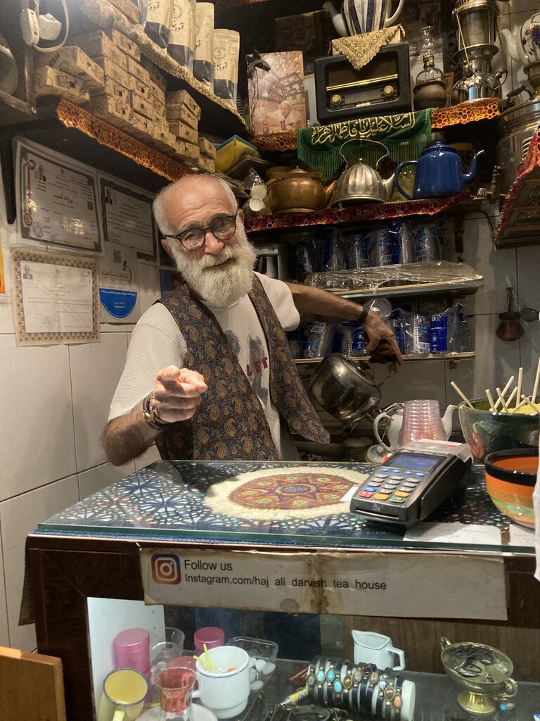 گرههای بزرگ در کوچکترین قهوهخانه جهان باز میشود