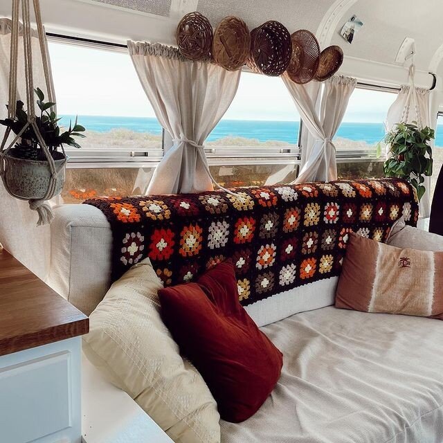 تصاویر | شروع زندگی این زوج جوان در خانه اتوبوسی | ساخت خانه متحرک به محض پایان دبیرستان | داخل جذابترین اتوبوس جهان را ببینید