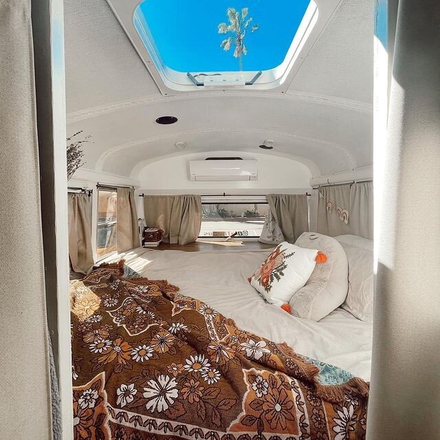 تصاویر | شروع زندگی این زوج جوان در خانه اتوبوسی | ساخت خانه متحرک به محض پایان دبیرستان | داخل جذابترین اتوبوس جهان را ببینید