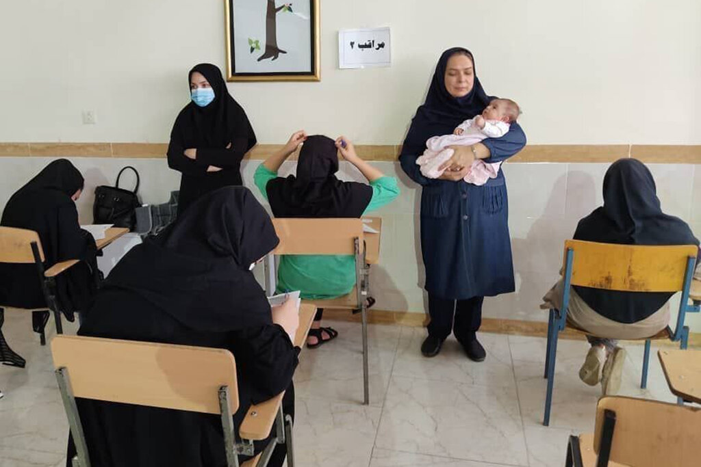 همراهی یک نوزاد با مادرش در کنکور و اقدام جالب مراقب جلسه آزمون / عکس 2