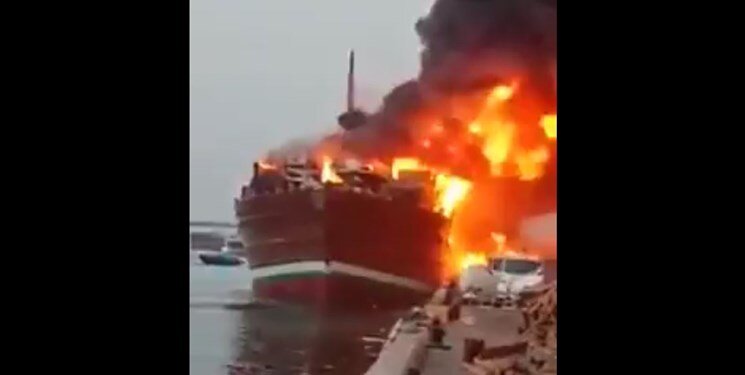 تصاویر در آتش سوختن یک کشتی بزرگ در دبی | کشتی متعلق به کیست؟