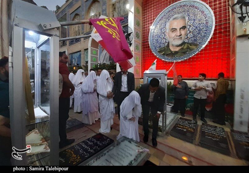 تصاویر | ازدواج ۵۰ زوج جوان کرمانی در جوار مرقد شهید سلیمانی