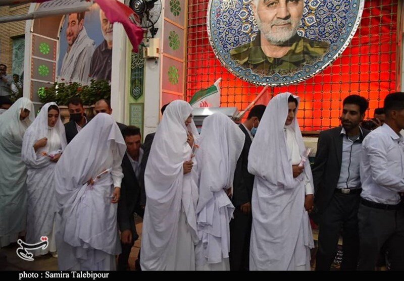 تصاویر | ازدواج ۵۰ زوج جوان کرمانی در جوار مرقد شهید سلیمانی
