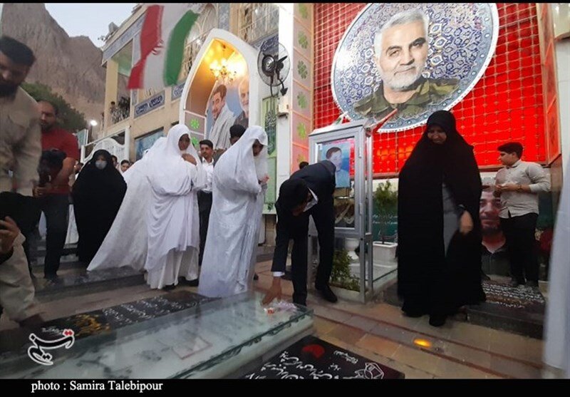 تصاویر | ازدواج ۵۰ زوج جوان کرمانی در جوار مرقد شهید سلیمانی