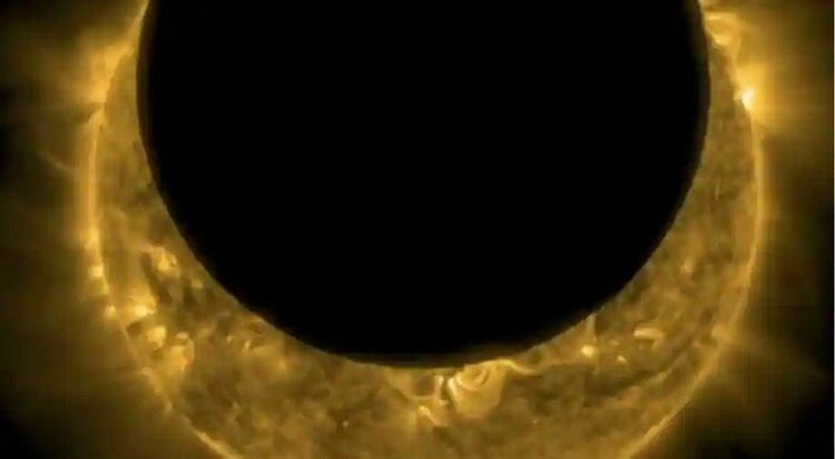 تصویر خارق‌العاده‌ای که ناسا منتشر کرد | تماشای خورشید گرفتگی از فضا