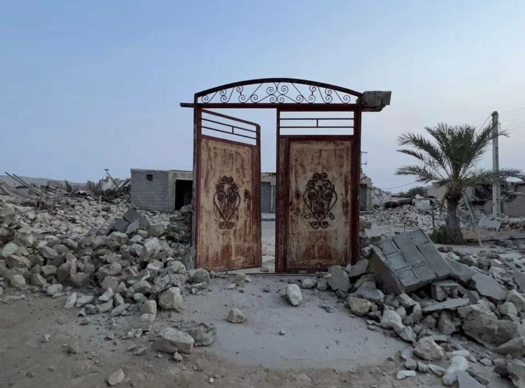 تصاویری از لحظه وقوع پسلرزه ۶.۳ ریشتری در یکی از روستاهای هرمزگان تا  ساعت ۶ صبح امروز حدود ۲۰ زلزله بزرگ و کوچک در هرمزگان طی کمتر از ۳ ساعت رخ داده است.