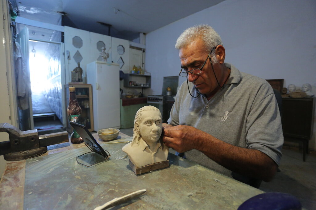 مجسمهسازی ۱۵دقیقهای | ساخت مجسمه آدمهای خوشقلب و بیشیلهپیله راحتتر است | شگفتی کار یک مجسمهساز؛ عمل زیبایی روی چهره برخی آدمها