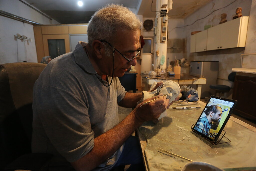 مجسمهسازی ۱۵دقیقهای | ساخت مجسمه آدمهای خوشقلب و بیشیلهپیله راحتتر است | شگفتی کار یک مجسمهساز؛ عمل زیبایی روی چهره برخی آدمها