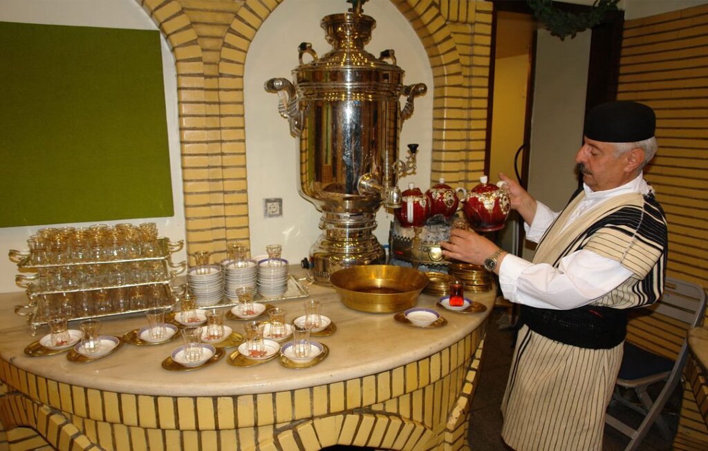 آداب نوشیدن چای در چایخانه که نمی‌دانستید | رسم جالب ترک‌ها در ریختن چای | تصویری از چایخانه صحن غدیر در حرم امام رضا (ع)