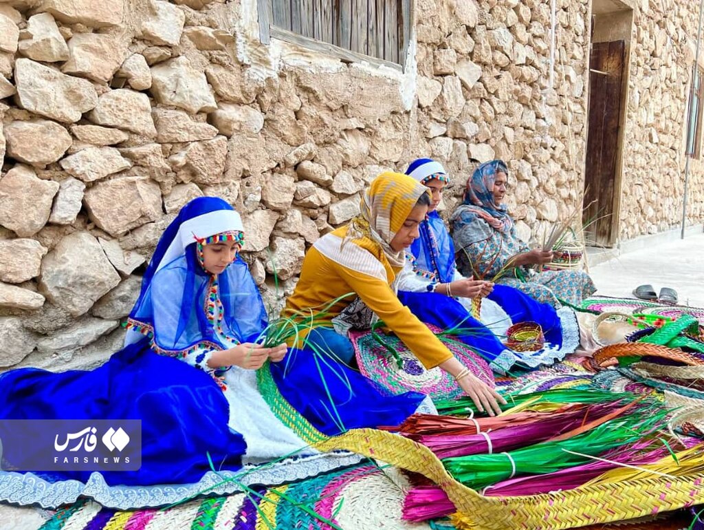 تصاویر دختر ترک تحصیلکرده روستایی که برای هنرش صف میکشند