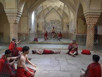 آداب حمام رفتن در تهران قدیم | آب آلو و لبوخوری با مشت و مال اضافه